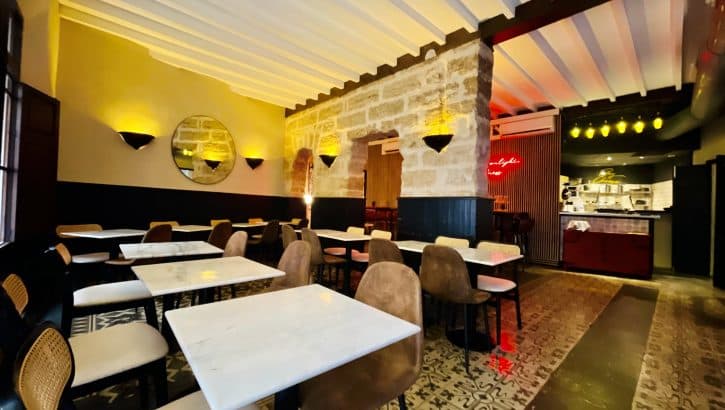 Luxury Restaurant with Terrace for Sale in Central Palma – Leasehold (Traspaso)