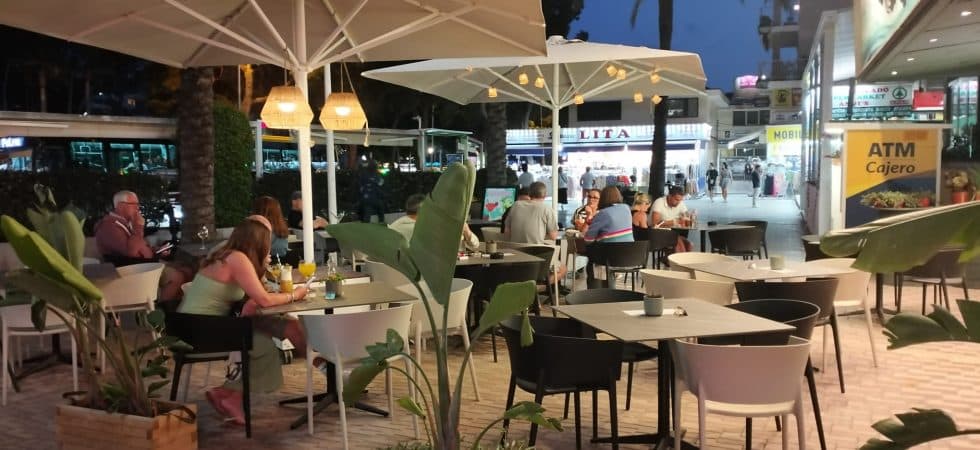 Beachfront Bar Cafeteria in Palmanova with Terrace – Leasehold (Traspaso)